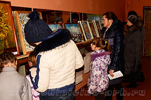 Шипицыно, юбилей Детской школы искусств, посетители у картин.