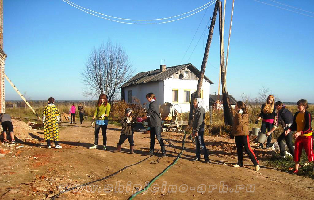 Забелинские школьники на восстановительных работах в Николаевском храме в Комарице.