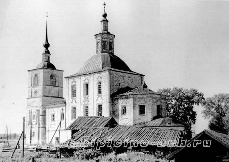 Николаевская церковь в Комарице в 1974 году.