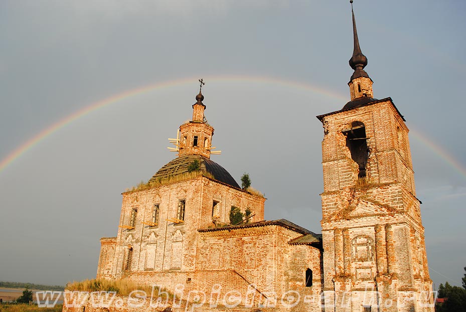 Николаевская церковь в Комарице, радуга над храмом.