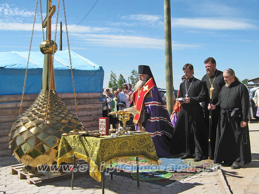 Освящение креста и купола к восстанавливаемому Николаевскому храму в Комарице.
