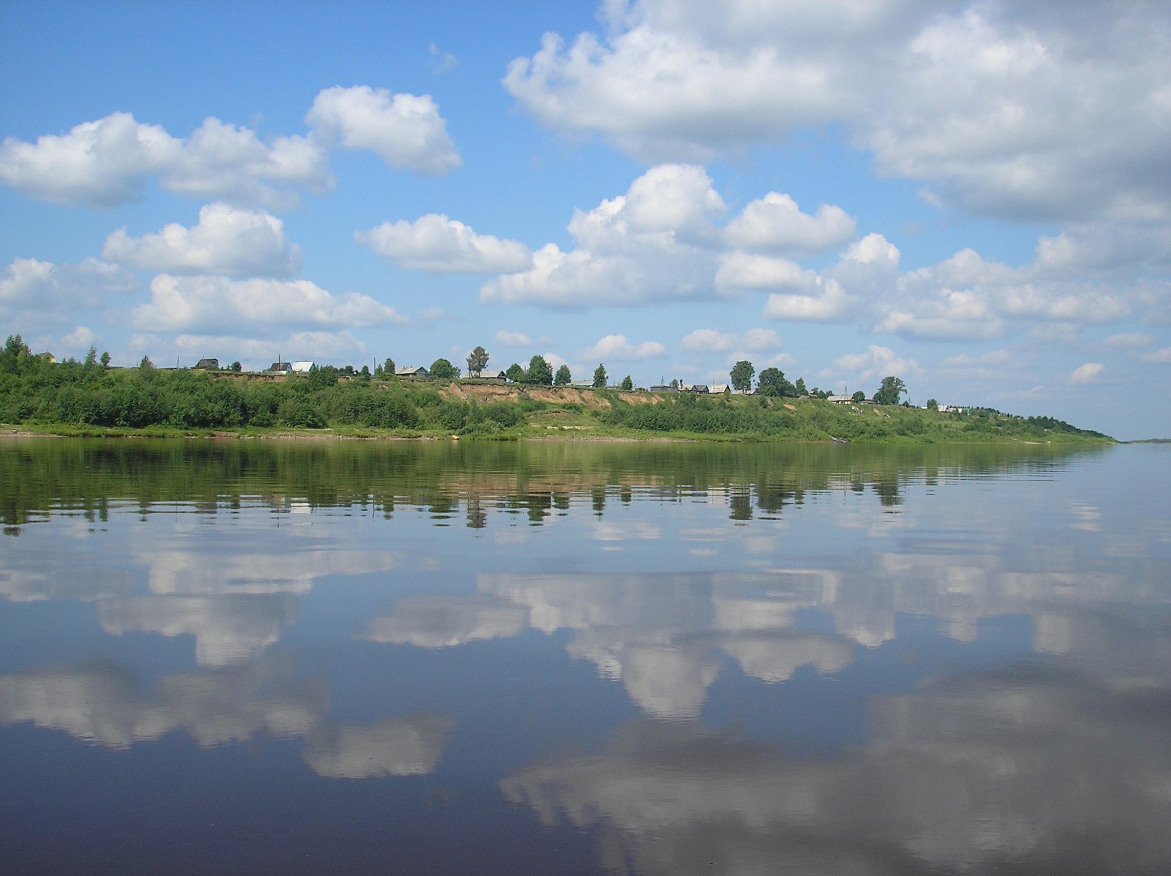 Вид на деревню с реки в июле 2008 года