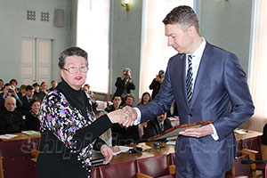 Андрей Бральнин вручает Благодарственное письмо Вере Мелентьевой