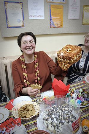 Директор музея Серёдкина с подарками от Настенко