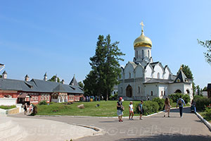 На территории монастыря и музея