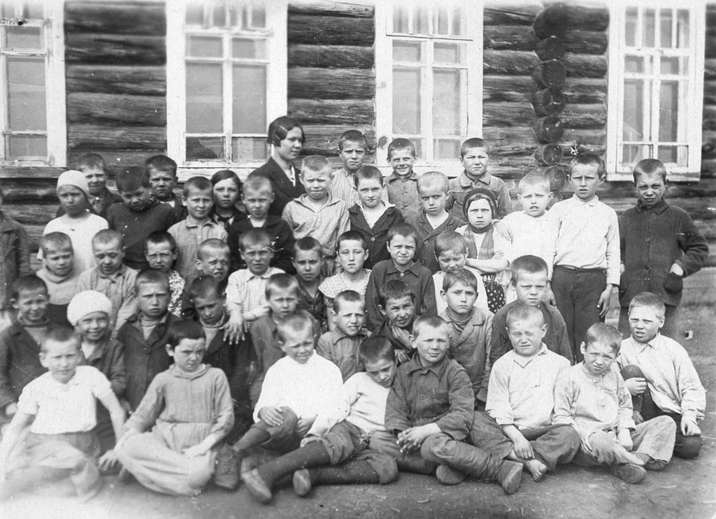 Горынцева Мария Ивановна с классом в 1939 году в Шипицыно