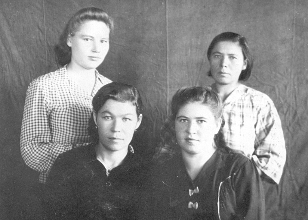 Горынцева Мария Ивановна с подругами д. Уртомаж
