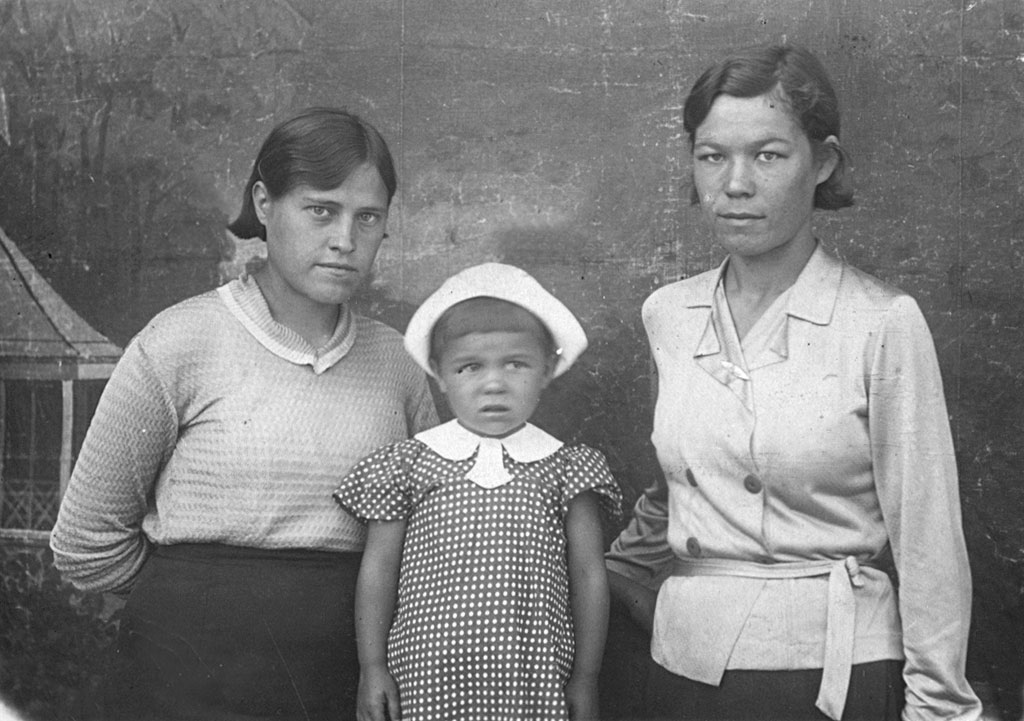 Горынцева М.И. (справа) с дочерью Ниной в 1942 году, Уртомаж