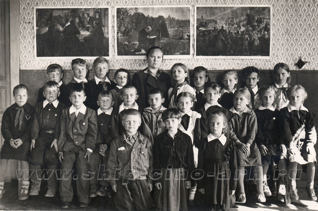 Ученики начальной школы в д. Малый Уртомаж в 1960 году. 